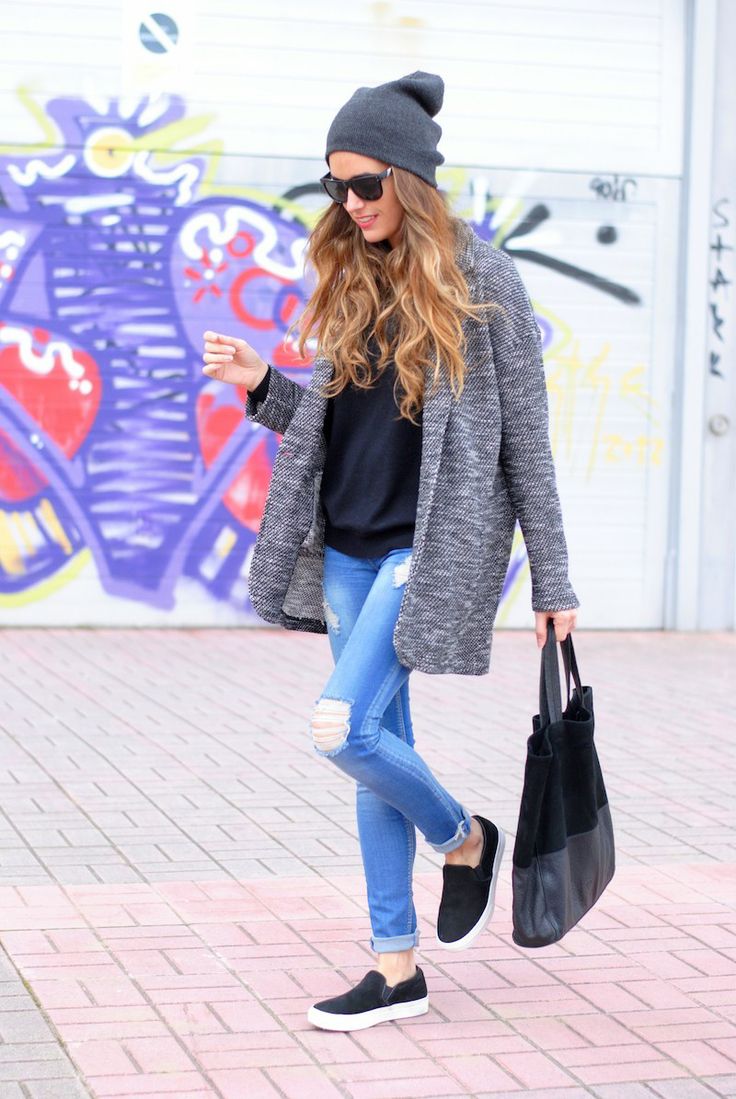 lookastic.comcoat-turtleneck-skinny-jeans-slip-on-sneakers-tote-bag-beanie-sunglasses-original-5639